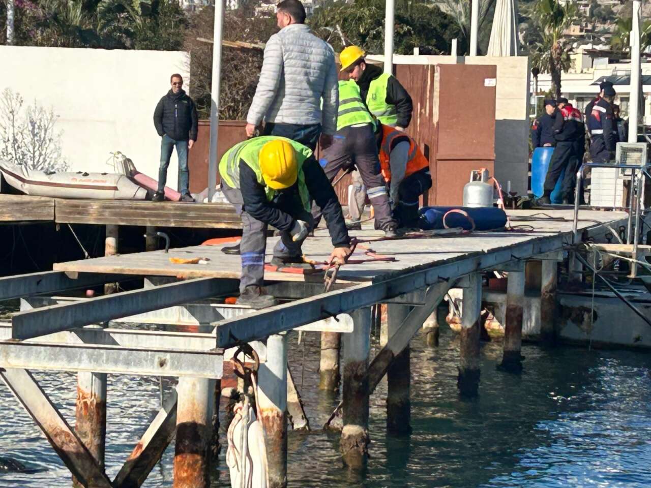 Sosyetenin Cenneti Türkbükü’nde Kaçak Liman Operasyonu! İskeleler Yıkılıyor, Tekneler Yediemine Çekiliyor 5